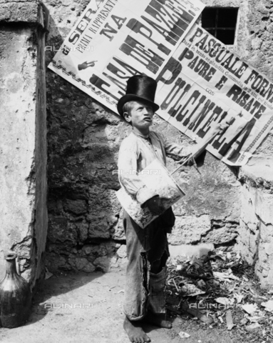 CGA-F-005406-0000 - Child with drum and cylinder, traditionally called "player Putaputa Caccavello", a street in Naples - Date of photography: 1880-1890 ca. - Alinari Archives, Florence