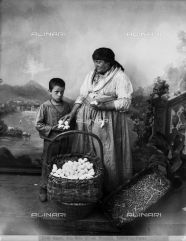 CGA-F-005410-0000 - Seller of eggs, Naples - Date of photography: 1885 ca. - Alinari Archives, Florence