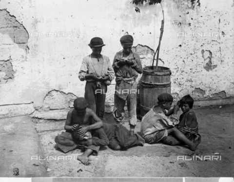 CGA-F-05408A-0000 - Children taking off lice from each other head in a street of Naples, in the past they were called  "Pedocchiosi o Paladini del Porto" - Date of photography: 1890-1900 ca. - Alinari Archives, Florence