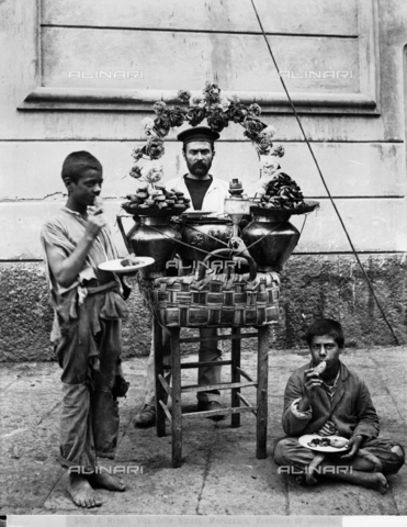 CGA-F-05415a-0000 - A Maruzzaro, seller of snails, street vendor, Naples - Date of photography: 1890 ca. - Alinari Archives, Florence