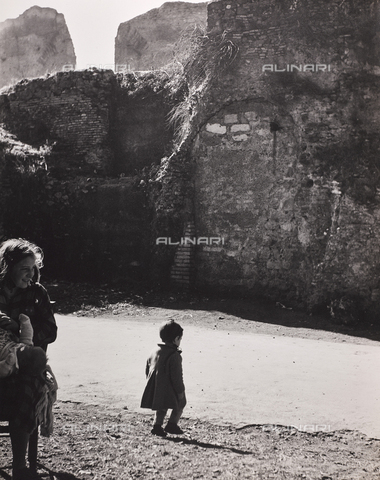 CGD-F-000771-0000 - Bambina alle Terme di di Caracalla, Roma - Data dello scatto: 1955 ca. - Archivi Alinari-archivio Corinaldi, Firenze