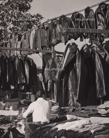 CGD-F-000777-0000 - Bancarella di giubbotti di pelle - Data dello scatto: 1955-1965 - Archivi Alinari-archivio Corinaldi, Firenze