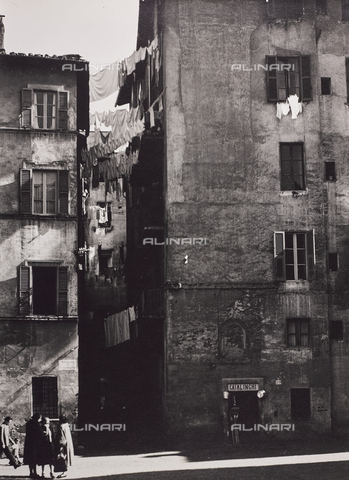 CGD-F-000786-0000 - Vicolo di San Simone, Trastevere, Roma - Data dello scatto: 1956 - Archivi Alinari-archivio Corinaldi, Firenze