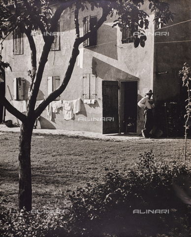 CGD-F-001123-0000 - Casa con bucato steso - Data dello scatto: 1955-1965 - Archivi Alinari-archivio Corinaldi, Firenze