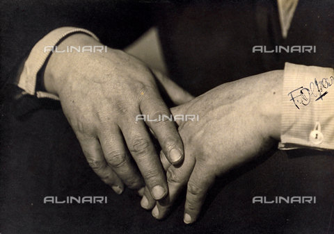 CMA-F-000085-0000 - The hands of the Italian Futurist painter Fortunato Depero - Date of photography: 03/1933 - Alinari Archives, Florence