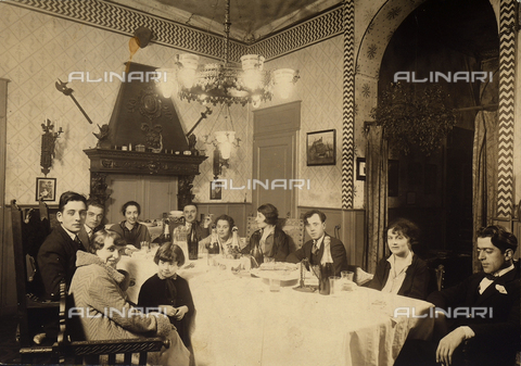 CMA-F-000251-0000 - Dinner in the sitting room of the home of photographer Mario Castagneri in via Passarella in Milan. From the left: the couple Masino Bessi with their daughter, the engraver Adolfo Savi, the architect Ofredi with his wife, Derna Savi, Vittoria Castagneri, Bruno Castagneri, Terasa Savi and the journalist Armando Cantarelli - Date of photography: 1930 ca. - Alinari Archives, Florence