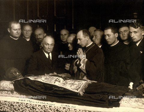 CMA-F-000260-0000 - The Cardinal Ildefondo Schuster in prayer in front of Beato Angelo Porro's mortal remains - Date of photography: 27/10/1929 - Alinari Archives, Florence