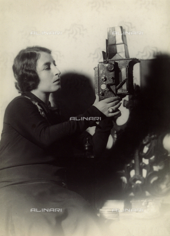 CMA-F-000957-0000 - Vittoria Castagneri with the Reflez camera in Mario Castagneri's studio in via Passarella in Milan - Date of photography: 1922 - Alinari Archives, Florence