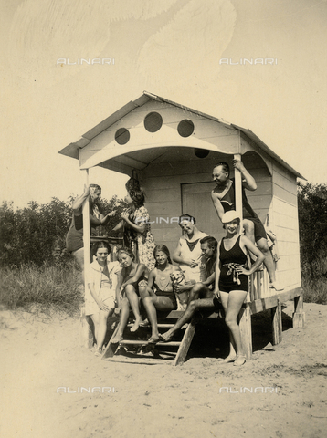 CMA-F-001021-0000 - Group portrait on the beach in Caorle - Date of photography: 1932 - Alinari Archives, Florence