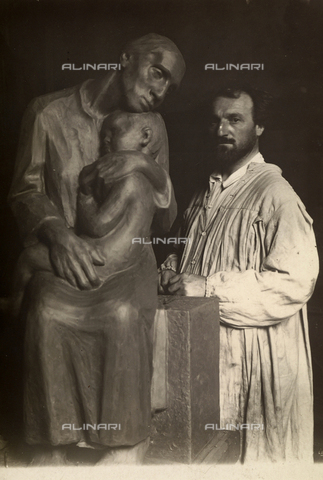 CMA-F-001076-0000 - Portrait of the sculptor Carlo Bonomi with his sculpture in the villa "la Selvaggia" in Turbigo - Date of photography: 1920 - 1925 ca. - Alinari Archives, Florence