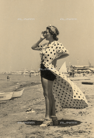 CMA-F-001309-0000 - The wife of the photographer Mario Castagneri at the seaside - Date of photography: 1941 - Alinari Archives, Florence