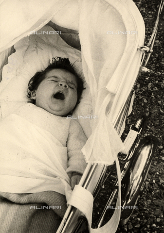 CMA-F-001428-0000 - New-born baby in a pram - Date of photography: 1935 ca. - Alinari Archives, Florence