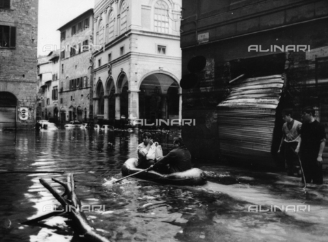 DAA-F-084339-0000 - Alluvione di Firenze del 4 novembre 1966: due uomini in canotto in via della Ninna - Data dello scatto: 05-06/11/1966 - Dufoto / Archivi Alinari