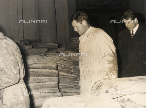 DAA-S-020032-0001 - Alluvione di Firenze del 4 novembre 1966: il senatore americano Ted Kennedy visita la Biblioteca Nazionale alluvionata - Data dello scatto: 16/11/1966 - Dufoto / Archivi Alinari