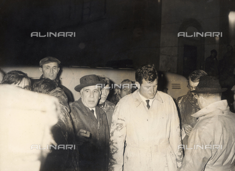 DAA-S-020032-0002 - Alluvione di Firenze del 4 novembre 1966: il senatore americano Ted Kennedy visita la Biblioteca Nazionale alluvionata accompagnato dal sindaco Piero Bargellini - Data dello scatto: 16/11/1966 - Dufoto / Archivi Alinari