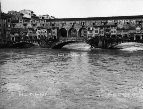 DAA-S-084336-0001 - Alluvione di Firenze del 4 novembre 1966: Ponte Vecchio danneggiato dalla piena dell' Arno - Data dello scatto: 06/11/1966 - Dufoto / Archivi Alinari