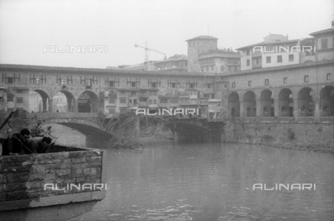 DAA-S-085004-0115 - Alluvione di Firenze del 4 novembre 1966: Ponte Vecchio danneggiato dalla piena dell' Arno - Data dello scatto: 06/11/1966 - Dufoto / Archivi Alinari