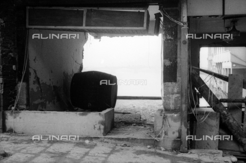 DAA-S-085004-0116 - Alluvione di Firenze del 4 novembre 1966: negozi di Ponte Vecchio danneggiato dalla piena dell' Arno - Data dello scatto: 06/11/1966 - Dufoto / Archivi Alinari