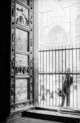 DAA-S-085004-0120 - Alluvione di Firenze del 4 novembre 1966: la Porta del Paradiso del Battistero danneggiata dall'inondazione - Data dello scatto: 06/11/1966 - Dufoto / Archivi Alinari