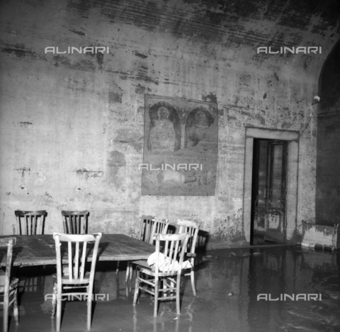 DAA-S-085005-0006 - Alluvione di Firenze del 4 novembre 1966: interno alluvionato con affresco raffigurante due santi - Data dello scatto: 06/11/1966 - Dufoto / Archivi Alinari