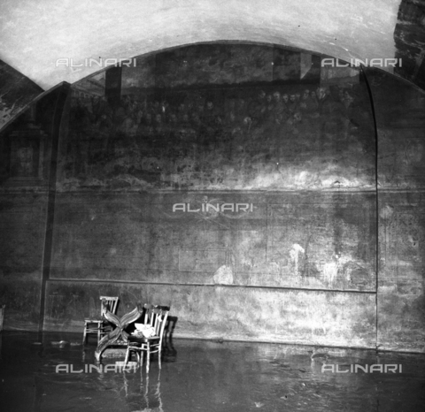 DAA-S-085005-0007 - Alluvione di Firenze del 4 novembre 1966: interno alluvionato con affresco raffigurante un gruppo di religiosi - Data dello scatto: 06/11/1966 - Dufoto / Archivi Alinari