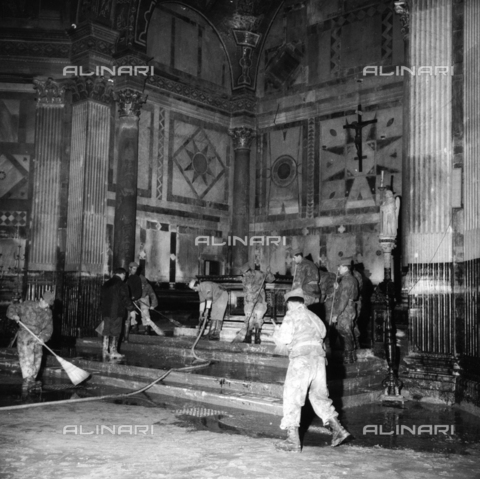 DAA-S-085005-0008 - Alluvione di Firenze del 4 novembre 1966: militari e volontari puliscono l'interno del Battistero - Data dello scatto: 06/11/1966 - Dufoto / Archivi Alinari