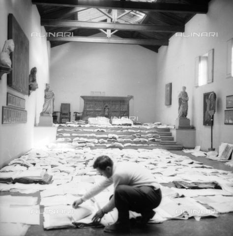 DAA-S-085005-0010 - Alluvione di Firenze del 4 novembre 1966: recupero dei documenti e dei libri alluvionati, Museo dell'Opera del Duomo - Data dello scatto: 06/11/1966 - Dufoto / Archivi Alinari