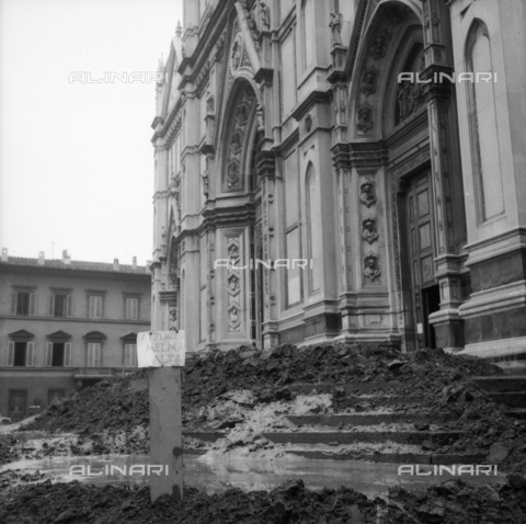 DAA-S-085005-0014 - Alluvione di Firenze del 4 novembre 1966: cumuli di fango sul sagrato della Basilica di Santa Croce - Data dello scatto: 06/11/1966 - Dufoto / Archivi Alinari