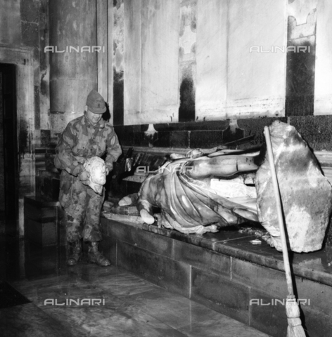 DAA-S-085005-0016 - Alluvione di Firenze del 4 novembre 1966: la statua di San Giovanni Battista di Giuseppe Piamontini danneggiata e con la testa staccata, Battistero - Data dello scatto: 06/11/1966 - Dufoto / Archivi Alinari