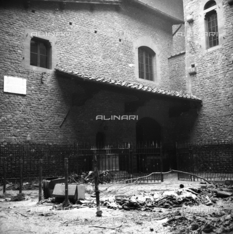 DAA-S-085005-0017 - Alluvione di Firenze del 4 novembre 1966: fango e detriti davanti alla Casa di Dante - Data dello scatto: 06/11/1966 - Dufoto / Archivi Alinari