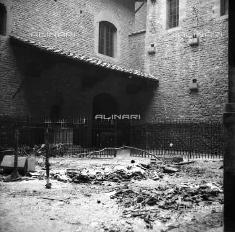 DAA-S-085005-0018 - Alluvione di Firenze del 4 novembre 1966: fango e detriti davanti alla Casa di Dante - Data dello scatto: 06/11/1966 - Dufoto / Archivi Alinari