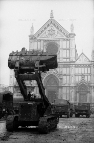 DAA-S-085671-0001 - Alluvione di Firenze del 4 novembre 1966: una ruspa e mezzi militari in piazza Santa Croce - Data dello scatto: 06-08/11/1966 - Dufoto / Archivi Alinari