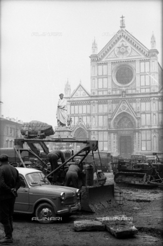 DAA-S-085671-0002 - Alluvione di Firenze del 4 novembre 1966: una ruspa e mezzi militari in piazza Santa Croce - Data dello scatto: 06-08/11/1966 - Dufoto / Archivi Alinari