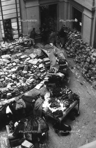 DAA-S-085671-0004 - Alluvione di Firenze del 4 novembre 1966: libri alluvionati nella sala centrale della Biblioteca Nazionale - Data dello scatto: 06-08/11/1966 - Dufoto / Archivi Alinari