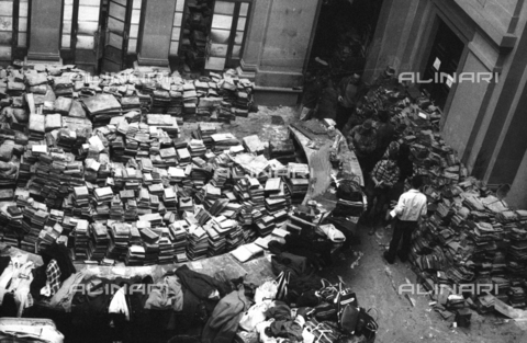 DAA-S-085671-0005 - Alluvione di Firenze del 4 novembre 1966: libri alluvionati nella sala centrale della Biblioteca Nazionale - Data dello scatto: 06-08/11/1966 - Dufoto / Archivi Alinari