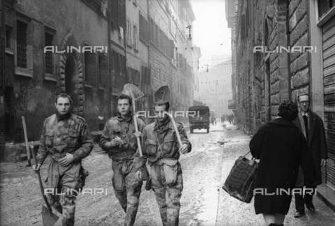 DAA-S-085671-0006 - Alluvione di Firenze del 4 novembre 1966: soldati con le vanghe in una strada - Data dello scatto: 06-08/11/1966 - Dufoto / Archivi Alinari