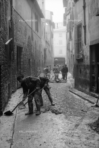 DAA-S-085671-0007 - Alluvione di Firenze del 4 novembre 1966: soldati con le vanghe puliscono una strada dal fango - Data dello scatto: 06-08/11/1966 - Dufoto / Archivi Alinari