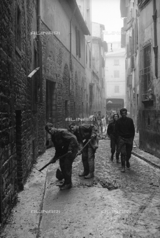 DAA-S-085671-0008 - Alluvione di Firenze del 4 novembre 1966: soldati con le vanghe puliscono una strada dal fango - Data dello scatto: 06-08/11/1966 - Dufoto / Archivi Alinari