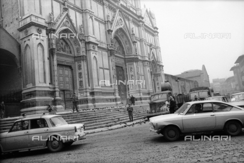 DAA-S-085671-0009 - Alluvione di Firenze del 4 novembre 1966: automobili e militari in piazza Santa Croce - Data dello scatto: 06-08/11/1966 - Dufoto / Archivi Alinari