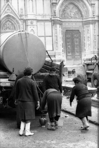 DAA-S-085671-0010 - Alluvione di Firenze del 4 novembre 1966: una autobotte con acqua potabile in piazza Santa Croce - Data dello scatto: 06-08/11/1966 - Dufoto / Archivi Alinari