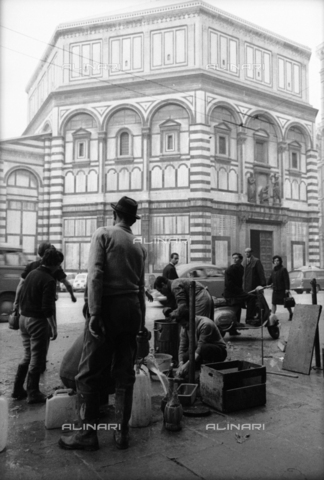 DAA-S-085671-0012 - Alluvione di Firenze del 4 novembre 1966: distribuzione dell'acqua potabile in piazza S. Giovanni - Data dello scatto: 06-08/11/1966 - Dufoto / Archivi Alinari