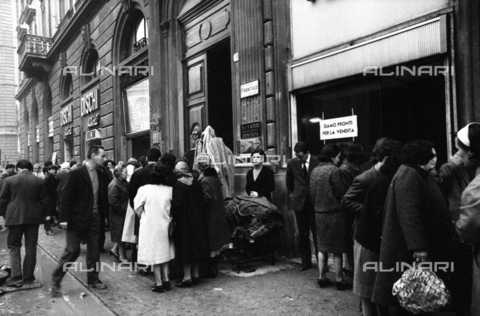 DAA-S-085671-0013 - Alluvione di Firenze del 4 novembre 1966: vendita di oggetti alluvionati in via dei Pecori - Data dello scatto: 07-10/11/1966 - Dufoto / Archivi Alinari