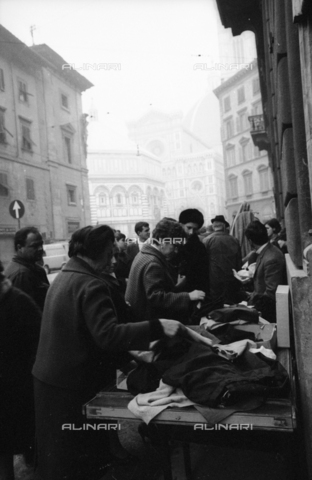 DAA-S-085671-0014 - Alluvione di Firenze del 4 novembre 1966: vendita di oggetti alluvionati in via dei Pecori - Data dello scatto: 07-10/11/1966 - Dufoto / Archivi Alinari