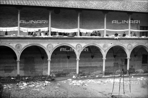 DAA-S-085671-0021 - Alluvione di Firenze del 4 novembre 1966: asciugatura dei libri alluvionati nel corridoio superiore del secondo chiostro della basilica di Santa Croce, di pertinenza della Biblioteca Nazionale - Data dello scatto: 07-10/11/1966 - Dufoto / Archivi Alinari