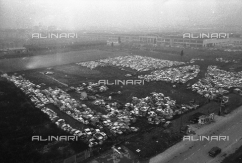 DAA-S-086363-0001 - Alluvione di Firenze del 4 novembre 1966: parco macchine alluvionato - Data dello scatto: 06-08/11/1966 - Dufoto / Archivi Alinari