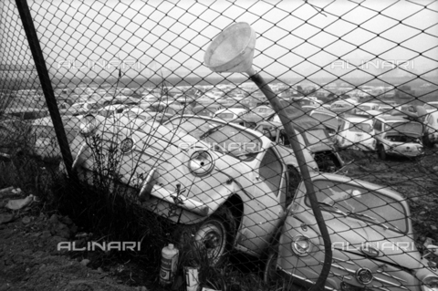 DAA-S-086363-0003 - Alluvione di Firenze del 4 novembre 1966: parco macchine alluvionato - Data dello scatto: 06-08/11/1966 - Dufoto / Archivi Alinari