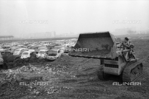 DAA-S-086363-0005 - Alluvione di Firenze del 4 novembre 1966: una ruspa al lavoro in un parco macchine alluvionato - Data dello scatto: 06-08/11/1966 - Dufoto / Archivi Alinari