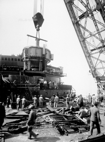 DPD-F-000016-0000 - Scorcio della nave 'Conte di Savoia' durante la costruzione. Sul ponte numerosi operai - Data dello scatto: 1929- 1930 - Archivi Alinari, Firenze