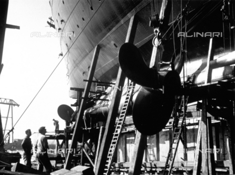 DPD-F-000024-0000 - Veduta della posa delle eliche alla nave 'Conte di Savoia' - Data dello scatto: 1929-1930 ca. - Archivi Alinari, Firenze