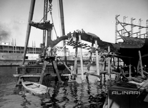 DPD-F-000035-0000 - Alcuni operai durante la costruzione della nave 'Conte di Savoia' - Data dello scatto: 1929-1930 ca. - Archivi Alinari, Firenze